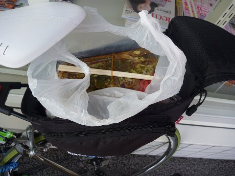 おみやげの焼きそばはマグナムにスッポリ格納