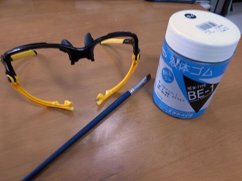 塗れるゴムでノーズパッドを盛る