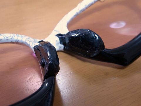 乾くと黒くベトベトになる