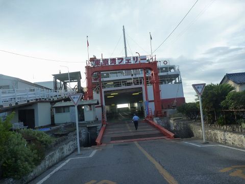 東京湾フェリー乗り込み