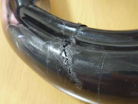右STI取り付け部の上のカーブあたりが割れた