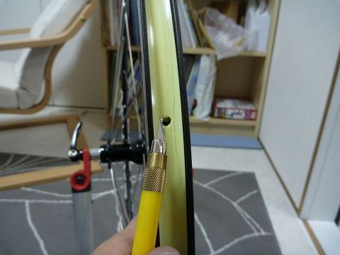 EASTON EA90AERO リムテープにバルブ穴開ける