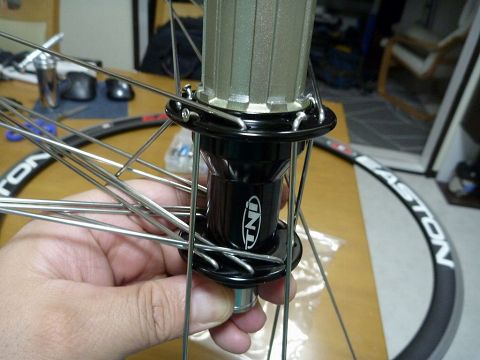 EASTON EA90AEROの後輪組み直し ハブにスポークを通す