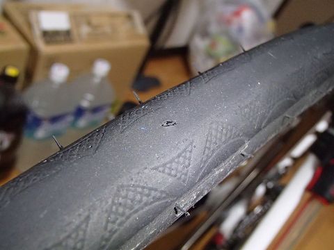 シーラントじゃ塞がらない穴