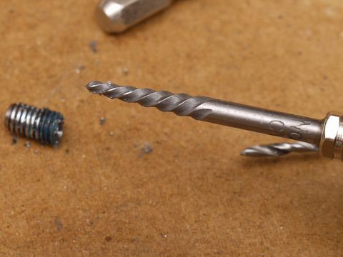3Tの折れたチタンボルト抜き