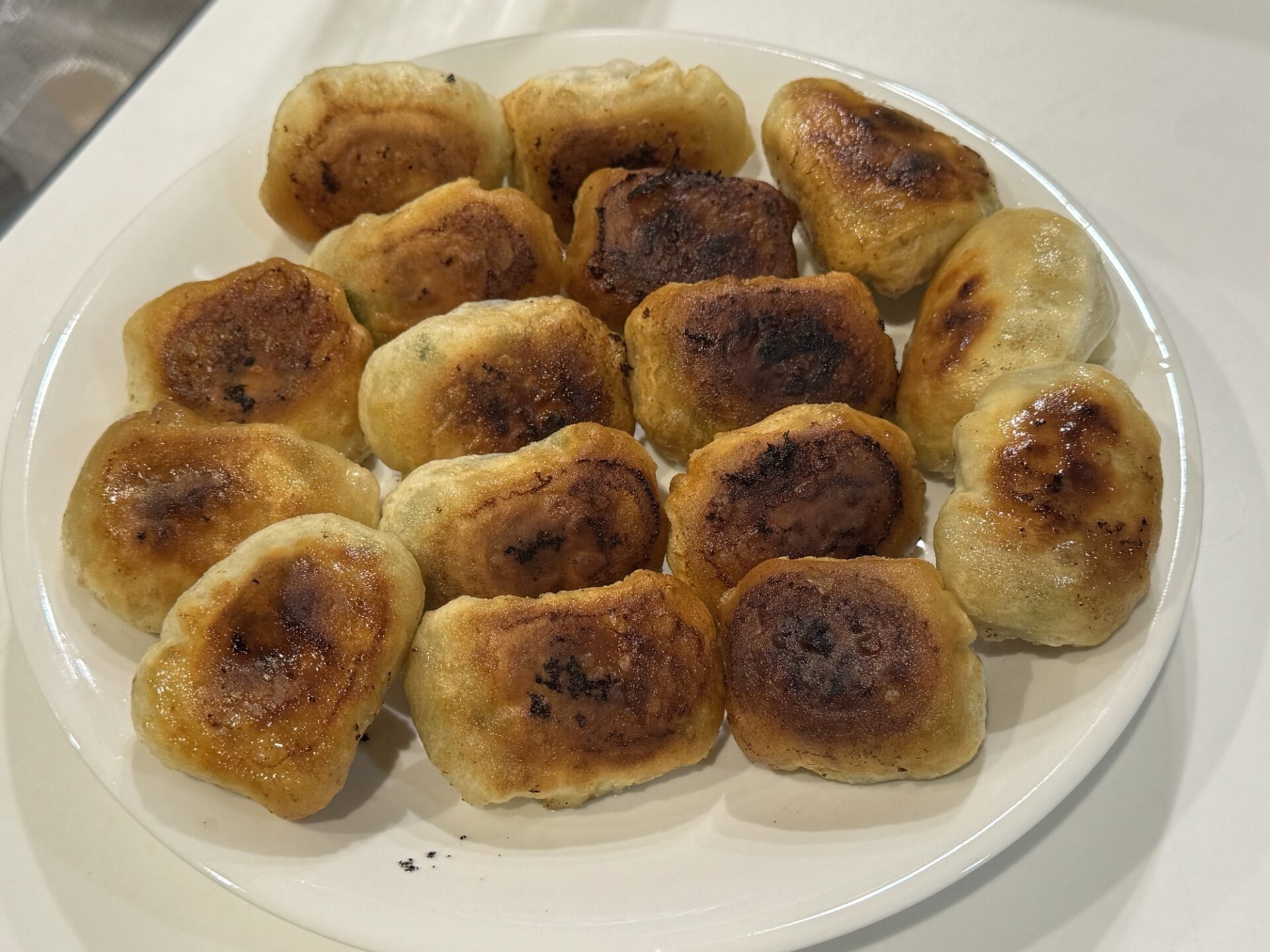 野田で買ってきたホワイト餃子を焼いて食べます